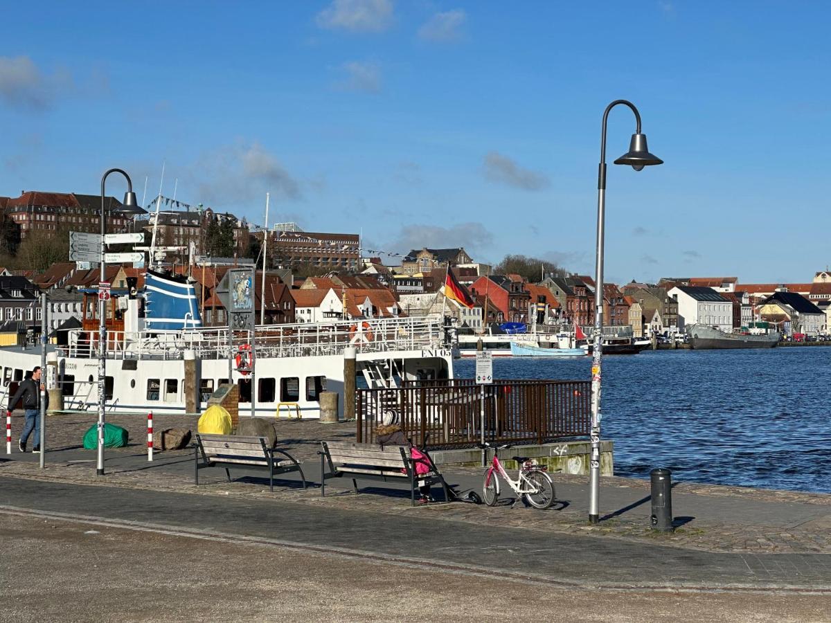 Am Kleinen Muehlenteich - Zentrale Ruhige Lage Mit Parkplatz Und Fahrraedern Flensburg Exterior foto
